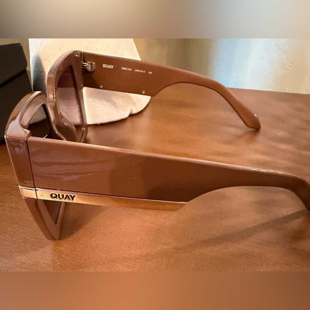 Quay Australia Tan Gradient Sunglasses with Case - Picture 5 of 7
